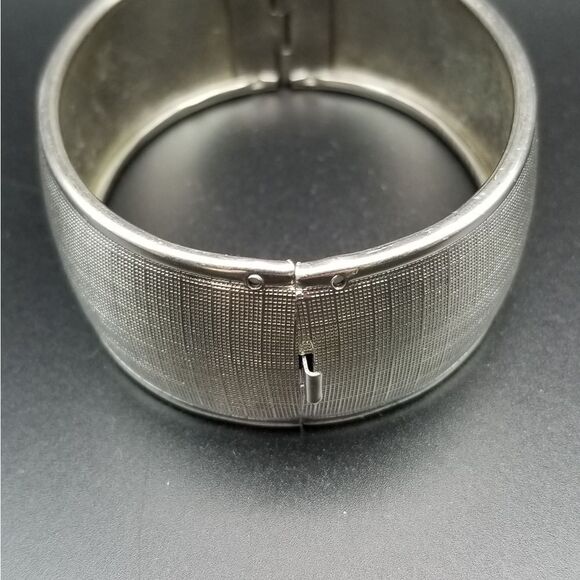 RARE! Silver Tone Robotic Resolve Hinge Bracelet. B339 - Picture 2 of 3